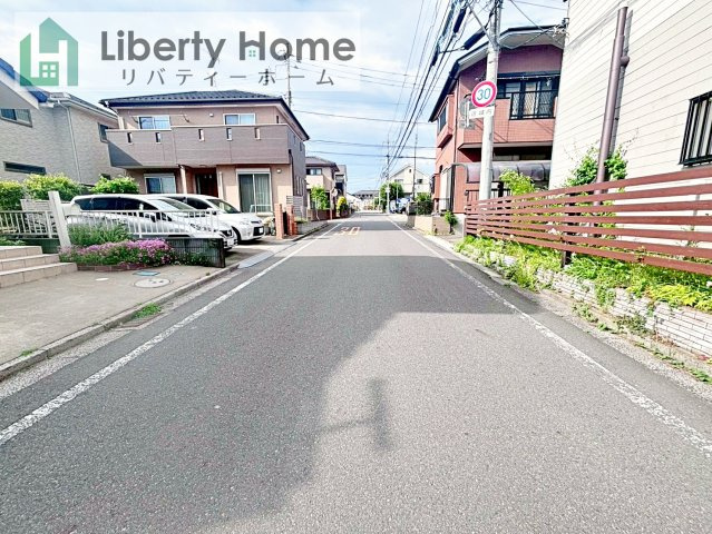 守谷市松ケ丘３丁目　中古戸建の前面道路含む現地写真