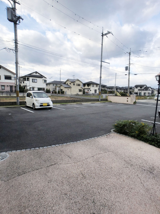 葛城市北花内のアパートの駐車場