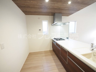 【キッチン】 | 現地写真（キッチン）人気のフルフラットキッチン♪食器洗い乾燥機＆浄水器を標準装備！