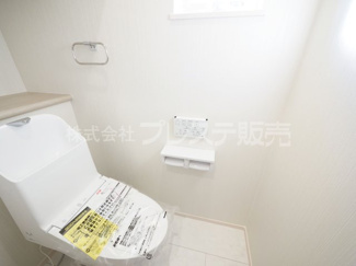 【トイレ】 | 現地写真（１階トイレ）温水洗浄便座を標準装備！