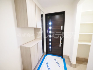 【玄関】 | 現地写真（玄関）玄関収納・シューズクロークのある玄関です♪電子ロック＆ディンプルキーを採用！