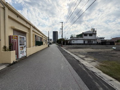 【前面道路含む現地写真】 | 沖縄市大里4期（全4棟）3号棟 | ※南東側5.7m道路♪
