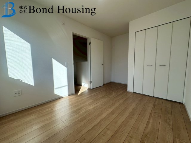 「南間口」「お車並列2台駐車可」星陵台 限定1棟の居間・リビング