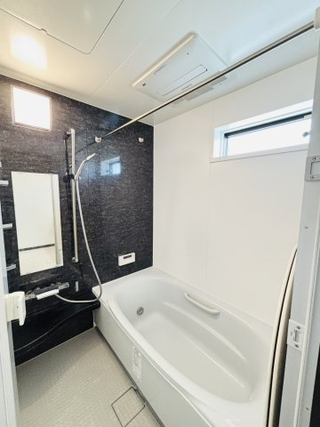 岸和田市別所町3丁目　中古戸建の浴室|一日の疲れを癒すゆったりスペースを確保◎浴室乾燥機付のため雨の日でも衣類を室内で干すことができます◎