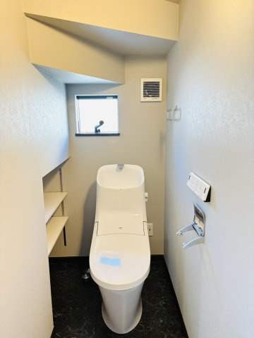 岸和田市別所町3丁目　中古戸建のトイレ|白を基調にした窓付きのウォシュレットトイレで収納スペースも設けております◎