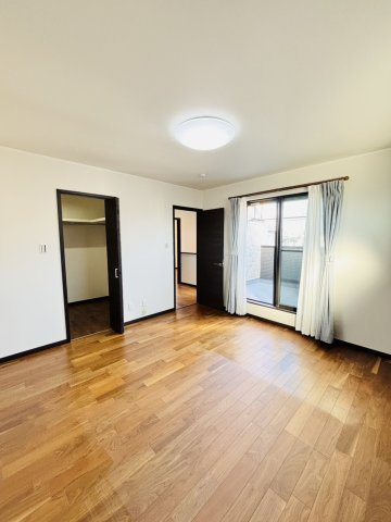 岸和田市別所町3丁目　中古戸建の洋室|木目調の洋室◎お子様へのお部屋や仕事場、勉強部屋と用途が幅広いため自分らしさを出せるお部屋に！