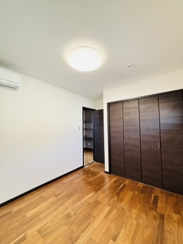 岸和田市別所町3丁目　中古戸建の洋室|木目調の洋室◎お子様へのお部屋や仕事場、勉強部屋と用途が幅広いため自分らしさを出せるお部屋に！