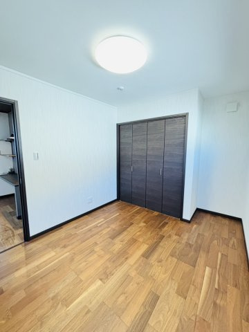 岸和田市別所町3丁目　中古戸建の洋室|木目調の洋室◎お子様へのお部屋や仕事場、勉強部屋と用途が幅広いため自分らしさを出せるお部屋に！