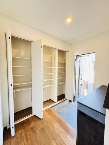 岸和田市別所町3丁目　中古戸建の玄関|お家の入口として採光も充実した広々とした玄関◎レイアウトの変更可能です◎