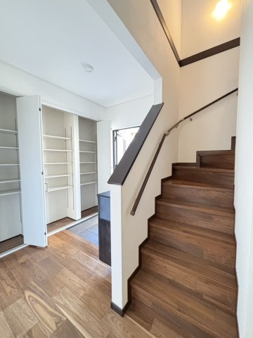 岸和田市別所町3丁目　中古戸建の内装|お家の入口として採光も充実した広々とした玄関◎レイアウトの変更可能です◎