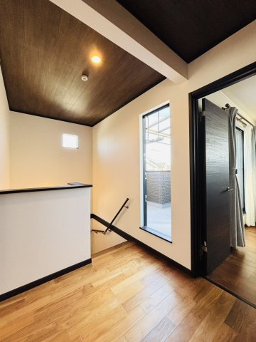 岸和田市別所町3丁目　中古戸建の内装|2階廊下は木目調を基調にアクセントを採用しおしゃれな空間に◎