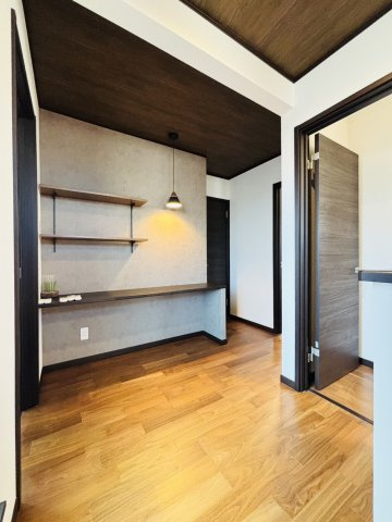 岸和田市別所町3丁目　中古戸建の内装|2階廊下は木目調を基調にアクセントを採用し見せる収納を実現しおしゃれな空間に◎