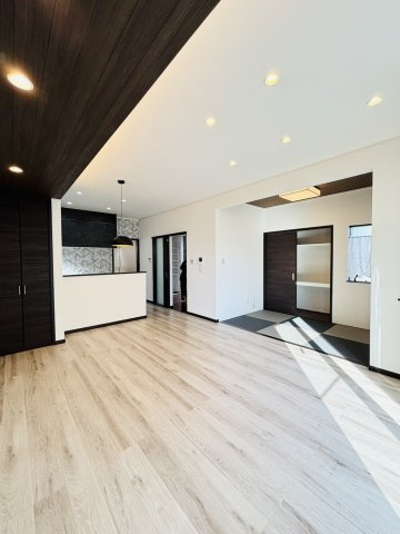 岸和田市別所町3丁目　中古戸建の居間・リビング|白を基調としたフローリングを採用しアクセントカラーで立体感のある日当たり良好のリビング◎