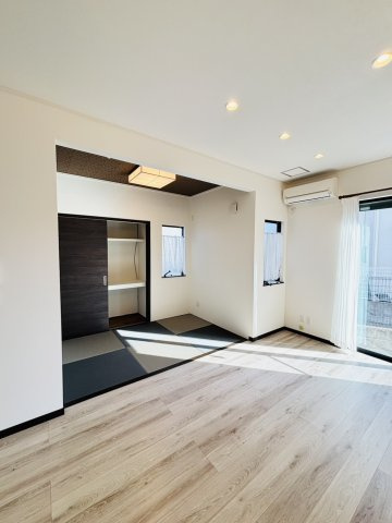 岸和田市別所町3丁目　中古戸建の居間・リビング|白を基調としたフローリングを採用しアクセントカラーで立体感のある日当たり良好のリビング◎