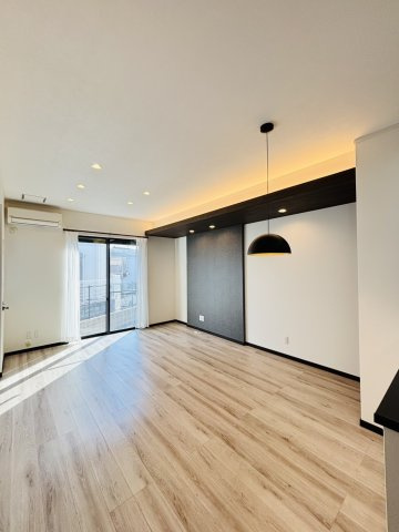 岸和田市別所町3丁目　中古戸建の居間・リビング|白を基調としたフローリングを採用しアクセントカラーで立体感のある日当たり良好のリビング◎