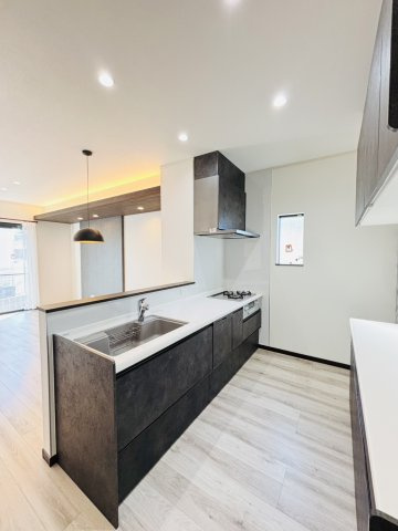 岸和田市別所町3丁目　中古戸建のキッチン|３口コンロ、グリル、食洗器付きの対面キッチンを採用しご家族皆様が快適に過ごせる空間を実現◎