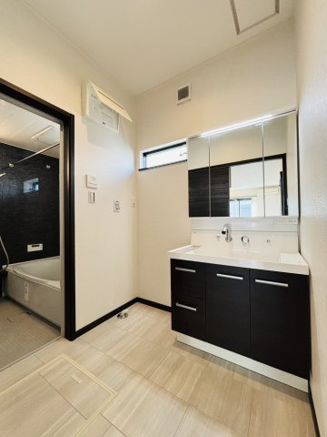 岸和田市別所町3丁目　中古戸建の洗面所|洗面化粧台は3面鏡を採用◎収納スペース豊富ですっきり◎