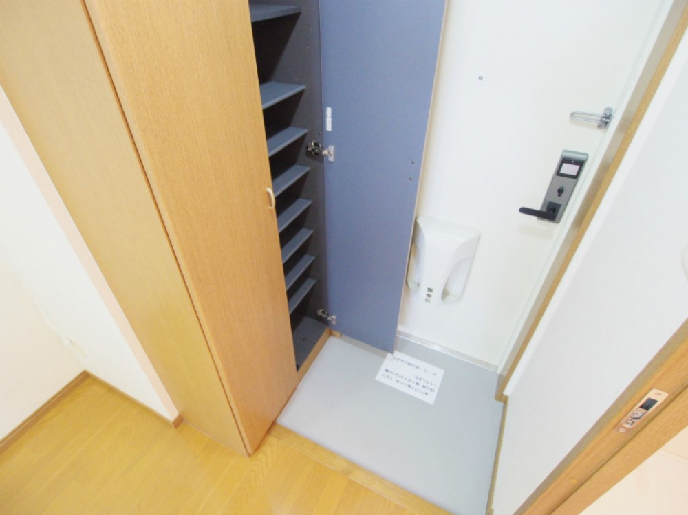 ＫＴビルの玄関