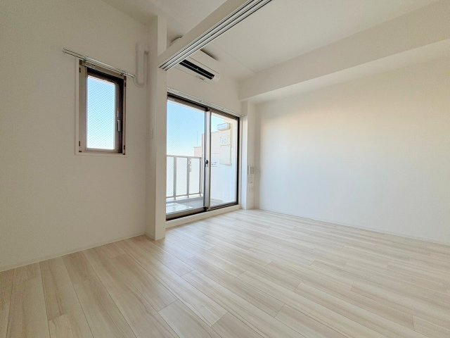 セレニテ東三国ミラクの洋室