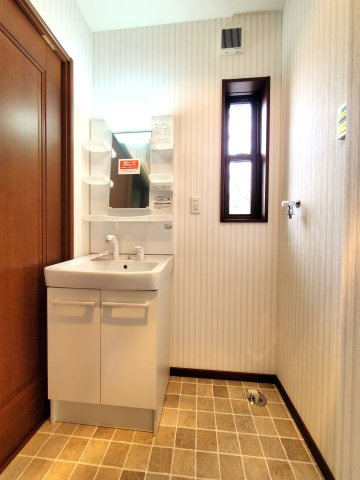 三郷市　戸ケ崎5丁目　中古戸建の洗面所|ゆったりとスペースのある洗面所
