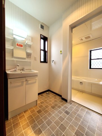 三郷市　戸ケ崎5丁目　中古戸建の洗面所|コンパクトで使いやすい洗面所