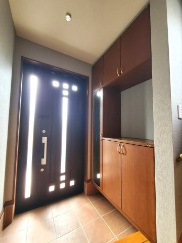 三郷市　戸ケ崎5丁目　中古戸建の玄関|ゆったりとした玄関です