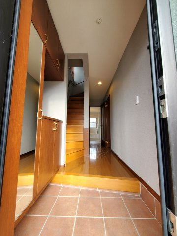 三郷市　戸ケ崎5丁目　中古戸建の玄関|ゆったりとした玄関です