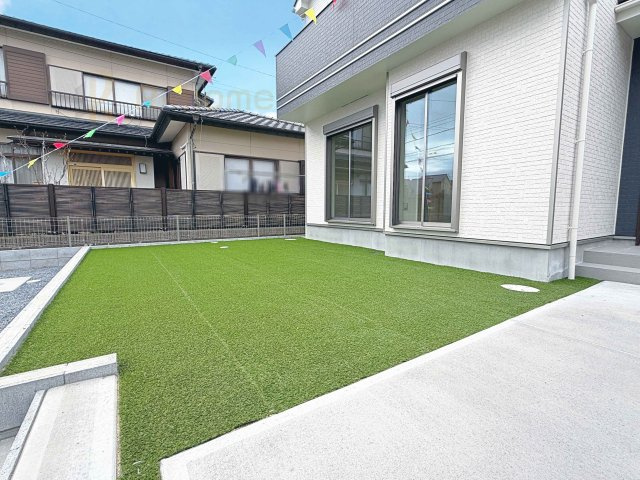 ひたちなか市平磯町　新築戸建て　A号棟の庭|お家時間を満喫できる日当たりの良いお庭！人工芝でお手入れラクラク♪