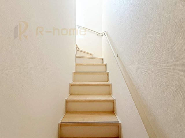 ひたちなか市平磯町　新築戸建て　A号棟の内装|手すりのついた階段！小さなお子様の利用も一安心です♪