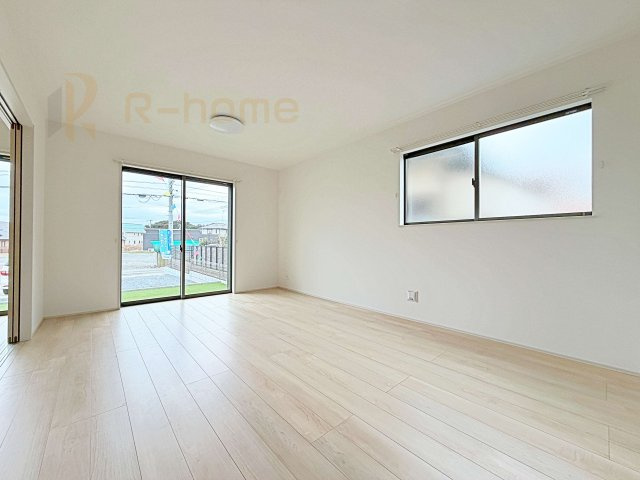 ひたちなか市平磯町　新築戸建て　A号棟の居間・リビング|たっぷりの陽光が注ぎ込む明るいリビング♪隣接の洋室を開放すると更なる大空間に変身♪