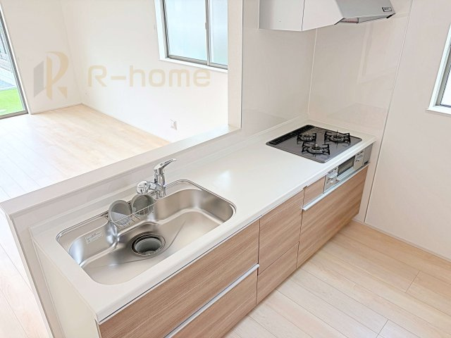 ひたちなか市平磯町　新築戸建て　A号棟のキッチン|料理をしながら家族とコミュニケーションが取れる対面式システムキッチン。