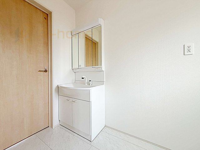 ひたちなか市平磯町　新築戸建て　A号棟の洗面所|清潔感溢れる洗面台は嬉しい三面鏡付き。洗剤や歯ブラシなどもすっきり収納できます♪