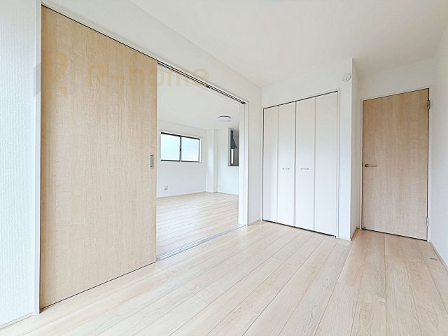 ひたちなか市平磯町　新築戸建て　A号棟の洋室|1階洋室はゲストルーム、キッズスペースとしても利用可能♪
開放してリビングと繋げればゆとりの大空間！