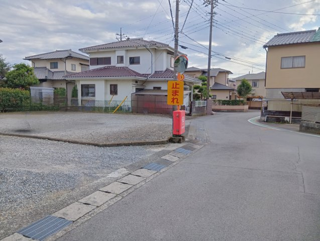 売土地　駿東郡長泉町南一色の前面道路含む現地写真|ウェルディ長泉が近くにあります。生活雑貨からレストランまで様々なお店があります。