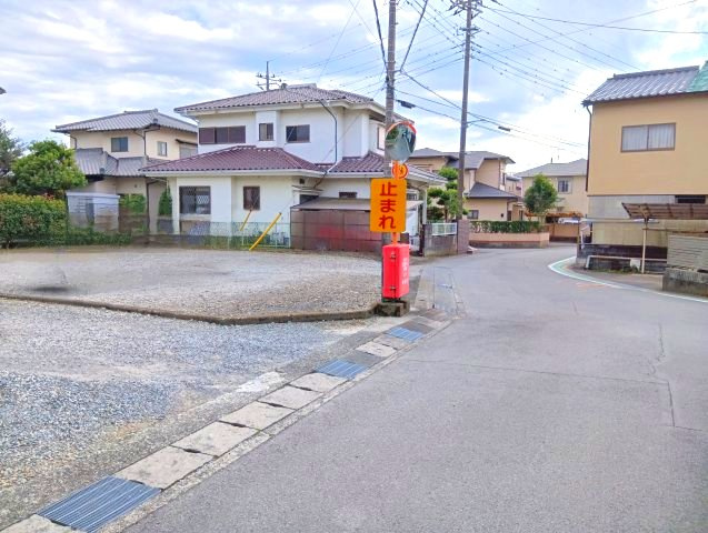 売土地　駿東郡長泉町南一色の前面道路含む現地写真|ウェルディ長泉が近くにあります。生活雑貨からレストランまで様々なお店があります。