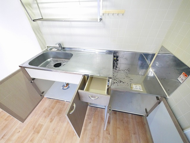 ラーク兼吉Aのキッチン|キッチン上部の収納です