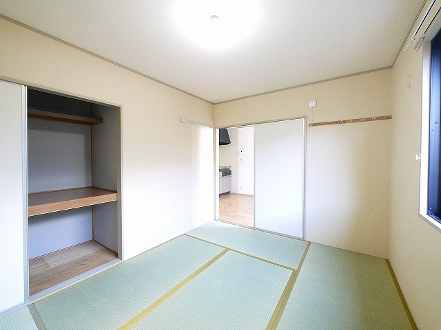 ラーク兼吉Aの居間・リビング|ゆったり過ごせるリビングです