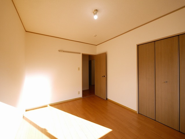 ラーク兼吉Aの洋室|落ち着いた色調の洋室です