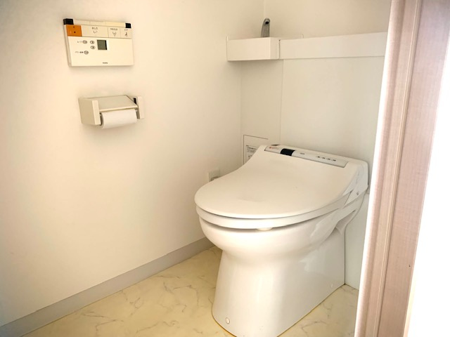 ヴィレンテ三島・柿田川　駿東郡清水町伏見のトイレ|棚があるのでトイレットペーパーの予備や芳香剤が置けます。壁紙が白なので空間が広く感じます。