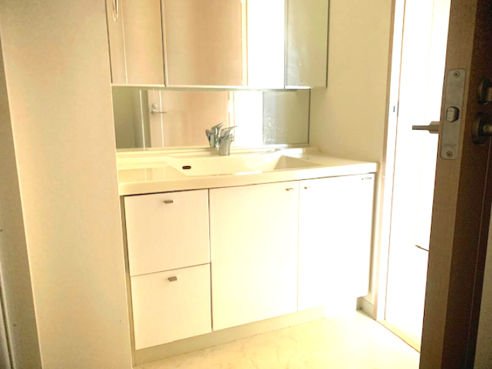 ヴィレンテ三島・柿田川　駿東郡清水町伏見の独立洗面台|独立洗面台があるので収納スペースも多くあります。鏡もあるので朝の支度にも便利です。