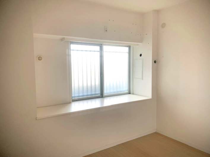 ヴィレンテ三島・柿田川　駿東郡清水町伏見の洋室|窓があるので明るい空間でのびのびと生活できます。寝室や仕事部屋など使い勝手の良い広さの洋室です。