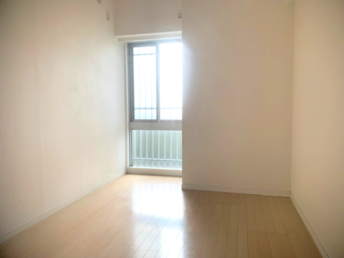 ヴィレンテ三島・柿田川　駿東郡清水町伏見の洋室|窓があるので部屋にやわらかな陽光が注ぎます。寝室や子供部屋におすすめの洋室になっています。