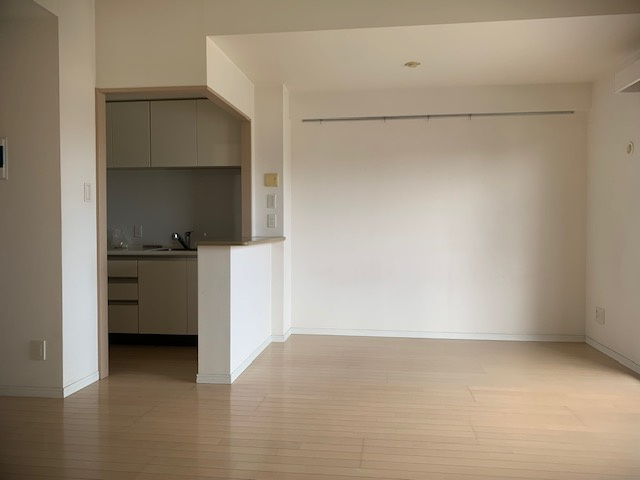 ヴィレンテ三島・柿田川　駿東郡清水町伏見の居間・リビング|隣にリビングがあるので家族で会話を楽しみながらお料理が出来ます。自然と家族の会話も増えますね。