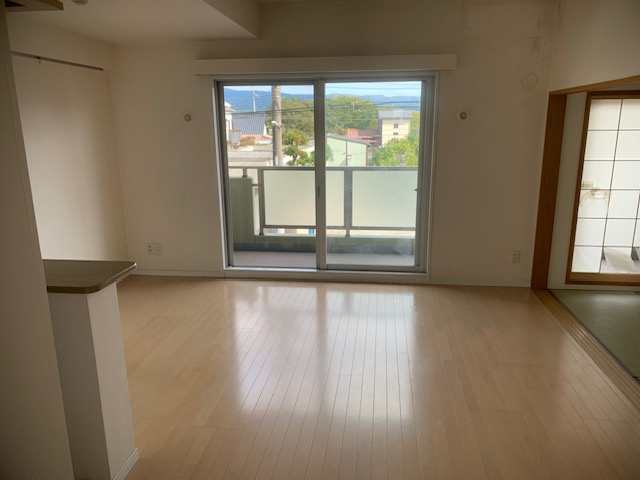 ヴィレンテ三島・柿田川　駿東郡清水町伏見の居間・リビング|大きい窓があるので明るい空間でのびのびと生活できます。家族が自然に集まるような広さのリビングです。