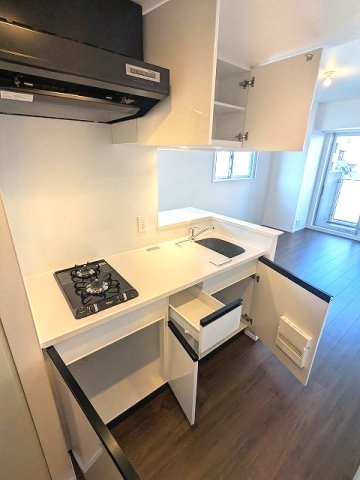 PROUD FLAT浅草の設備|ガス2口システムカウンターキッチン、瀟洒でお手入れ楽なガラストップコンロ、料理しやすいシンクカバー付です