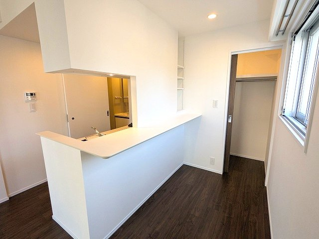 PROUD FLAT浅草の設備|瀟洒で便利なカウンターキッチン、奥にウォークインクローゼット付きです