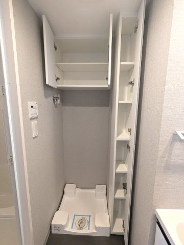 PROUD FLAT浅草の設備|トイレと独立した脱衣洗面室に洗濯機置場あります、洗濯機置場は排水口のお手入れしやすく手前中央に配置し、足高の防水パンです