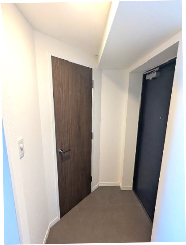 PROUD FLAT浅草の設備|玄関から室内見えない設計です、ディンプルキーのダブルロックセキュリティ、シューズインクローゼット、人感センサー付玄関ライト