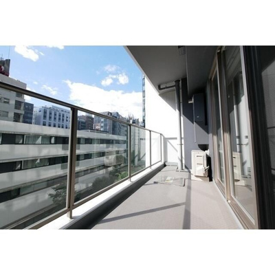 【バルコニー】 | コンフォリア新宿イーストサイドタワー | バルコニーからの眺めを楽しみながら食事をしませんか