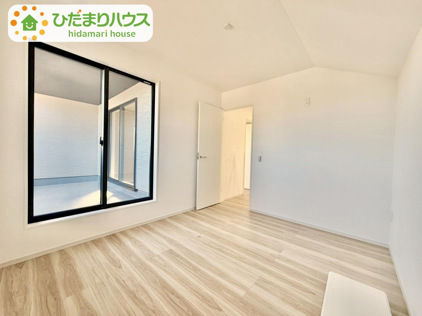 野田市山崎22期　新築戸建　7号棟の洋室|2部屋から出入りできるバルコニーで、お洗濯物の干し分けもできちゃいますね(^^♪							
